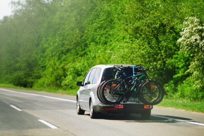 Nosič bicyklov na ťažné zariadenie, zaisťujúci bezpečnú a jednoduchú prepravu dvoch bicyklov.