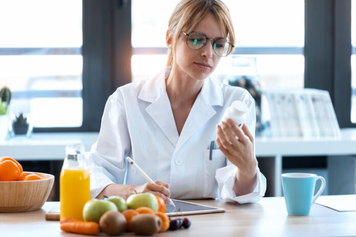 Miska plná ovocia a fermentovaných potravín bohatých na vitamíny a prírodné probiotiká.